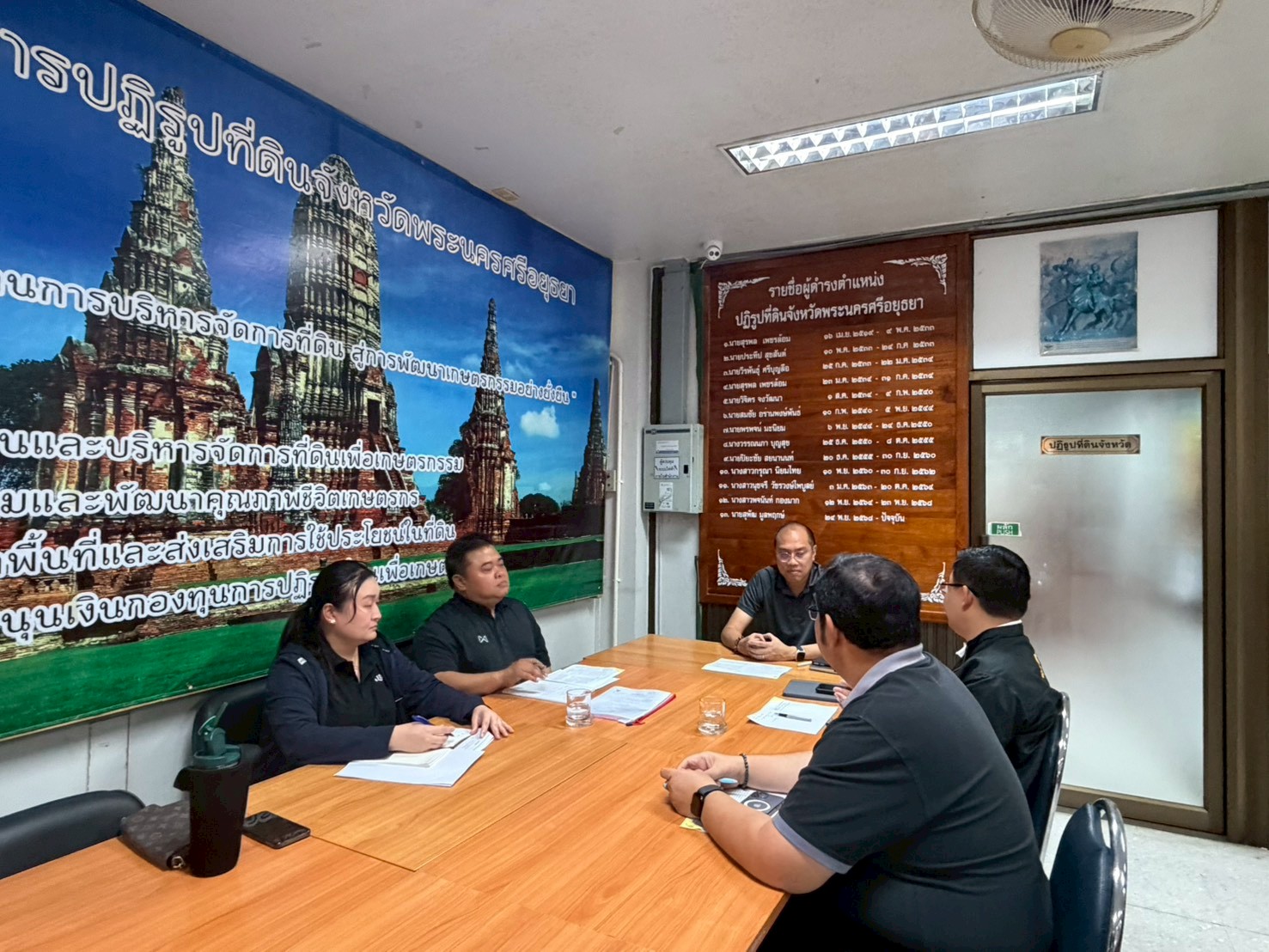 title - นายสุพัฒ มูลพฤกษ์ ปฏิรูปที่ดินจังหวัดพระนครศรีอยุธยา พร้อมทั้ง นายวิทยา คำภูแสน ผู้อำนวยการกลุ่มพัฒนาเกษตรกรและเครือข่ายผู้นำ, นายเมธี สุภินนพงษ์ ผู้อำนวยการกลุ่มยุทธศาสตร์และการปฏิรูปที่ดิน พร้อมเจ้าหน้าที่ ที่เกี่ยวข้อง ประชุมหารือร่วมกันในการวางแผนงานในการพัฒนาพื้นที่ แปลงที่ดินพระราชทานโฉนดเลขที่ 8421 กลุ่มเกษตรกรวังน้อยพัฒนา (สวนของพ่อ) 